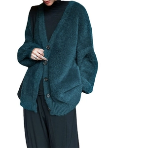 Gilet en maille vert foncé ample à col en V avec finition texturée en faux vison