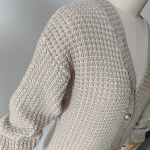 Gilet en maille gaufrée pour femmes en blanc crème avec bouton métallique décoratif