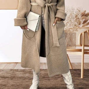 Chunky knit long cardigan in beige with belt and large pockets for a cozy style