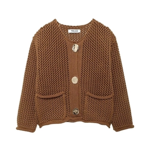 Détail du cardigan en grosse maille marron avec boutons dorés et motif ajouré