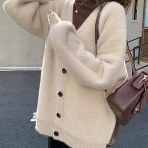 Gilet en maille crème style vison avec col en V et boutons noirs pour un look d'automne décontracté