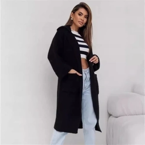 Cardigan nero lungo da donna in maglia con revers e tasche su sfondo bianco