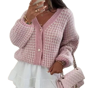 Gilet en maille à carreaux rose et blanc avec col en V et boutons dorés pour femme