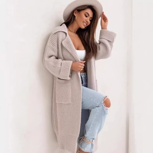 Cardigan lungo da donna in maglia grossa color avena con ampi revers e pratiche tasche