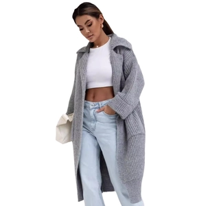 Cardigan lungo grigio oversize con revers spessi e trama in maglia per donna