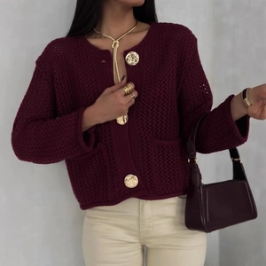 Gilet en maille ajourée bordeaux avec boutons dorés et texture épaisse pour femmes
