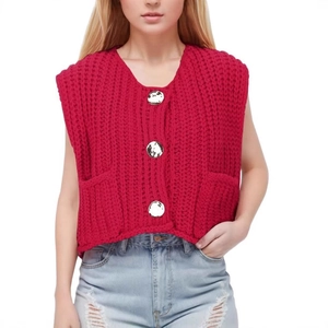 Gilet en tricot rouge à col en V pour femme avec trois boutons dorés et poches