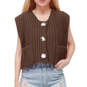 Gilet en maille marron foncé à col en V pour femme avec trois boutons argentés