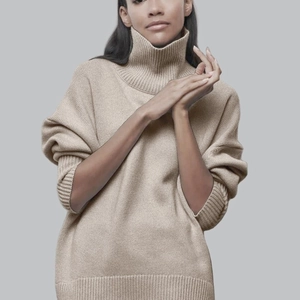 Pull en maille beige pour femme avec col roulé ample et épaules tombantes chic