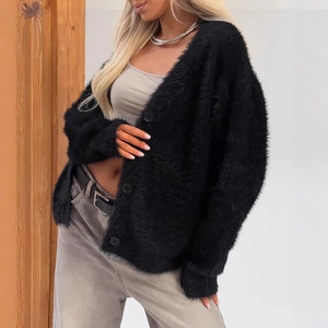Cardigan in finta pelliccia di visone nero con scollo a V e vestibilità comoda