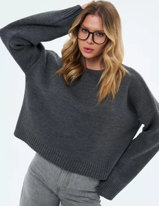 Detaillierte Nahaufnahme von dunkelgrauem Strickpullover mit Rundhalsausschnitt