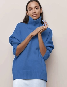 Détail du pull en maille bleu vif à col montant avec poignets et ourlet à bords-côtes