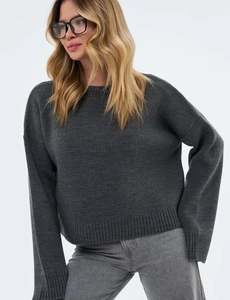 Detailansicht eines dunkelgrauen Strickpullovers mit Rundhalsausschnitt und Rippbündchen