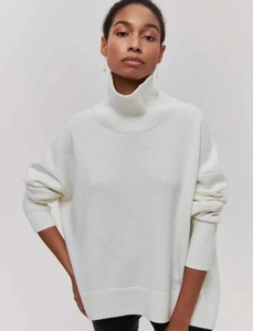 Détail du col roulé et de la maille douce d'un pull beige décontracté pour femmes