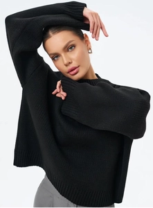 Detail des schwarzen Rippstrickpullovers mit Rundhalsausschnitt und Schultertextur