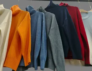 Détail de pulls à col roulé colorés avec poignets et décolletés en maille côtelée