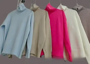 Détail de pulls à col montant en cinq couleurs avec poignets côtelés et maille épaisse
