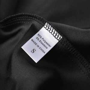 Détail de l'étiquette d'entretien montrant 95% polyester et 5% élasthanne pour la jupe