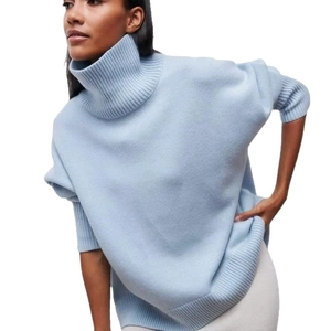 Pull à col roulé bleu clair oversize avec maille côtelée épaisse et coupe décontractée