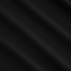 Vue macro détaillée de la texture en maille noire et du drapé fluide de cette jupe sirène