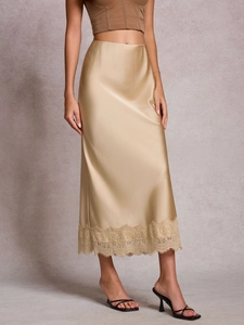 Détails de la jupe en satin champagne avec élégante bordure en dentelle et tissu lisse