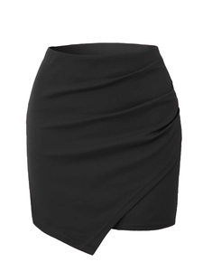 Détail de la taille haute élastique sur la mini-jupe noire asymétrique à fronces élégantes