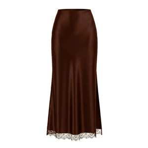 Détail d'une jupe midi en satin chocolat avec bordure en dentelle délicate et tissu soyeux