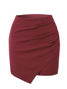 Détail des fronces latérales et de l'ourlet asymétrique d'une mini-jupe bordeaux chic
