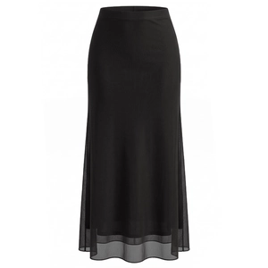 Détail de la jupe en maille noire double épaisseur à taille haute avec ourlet transparent