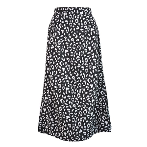 Detailansicht des Chiffonrocks mit Leopardenmuster, hoher Taille und Beinschlitz