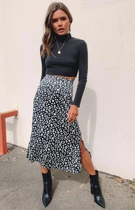 Detail von High-Waist Midirock mit Leopardenmuster, Seitenschlitz und schwarzem Crop Top