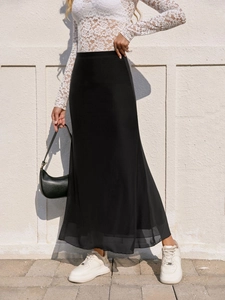 Détail d'une jupe sirène en tulle noir à taille haute avec ourlet double épaisseur et drapé