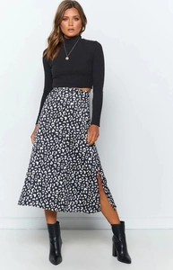 Detail eines hoch taillierten Midirocks mit Leopardenmuster, Seitenschlitz und Chiffonstoff