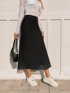 Détail de la jupe longue en tulle noir avec fente latérale et taille élastique