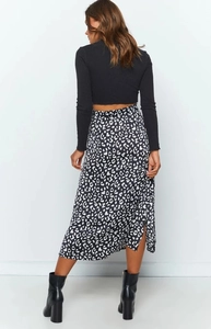 Rückansicht von High-Waist-Rock mit Leopardenmuster, Seitenschlitz und schwarzem Crop-Top