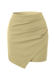 Vue détaillée de la mini-jupe kaki asymétrique avec design drapé croisé et ourlet en V
