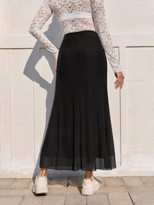 Vue arrière d'une jupe sirène noire à taille haute avec empiècements en maille transparente