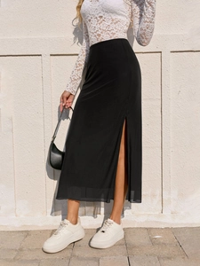 Détail d'une jupe en tulle taille haute avec fente latérale et doublure noire élégante