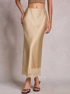 Jupe longue élégante en satin champagne avec ourlet en dentelle florale et taille haute