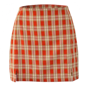 Détail d'une mini-jupe à carreaux rouges avec une fente latérale élégante et texture du tissu