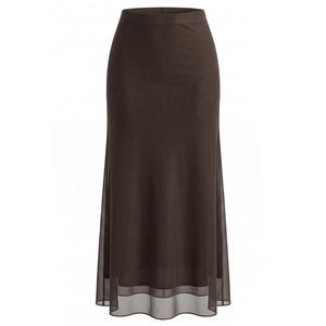 Vue détaillée de la texture du tissu en maille marron foncé et de l'ourlet de la jupe