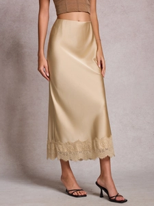 Jupe midi élégante en satin champagne avec bordure en dentelle et taille haute