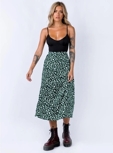 Grüner Midirock mit Leopardenmuster, hoher Taille und Schlitz, kombiniert mit Camisole