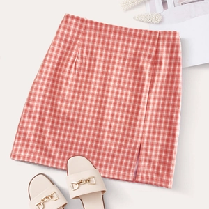 Détail d'une mini-jupe à carreaux rose avec une fente latérale élégante et taille haute