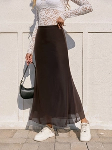 Détail d'une jupe sirène en maille double couche marron foncé avec taille haute ajustée