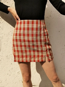 Détail d'une mini-jupe à carreaux rouges avec taille haute et fente latérale