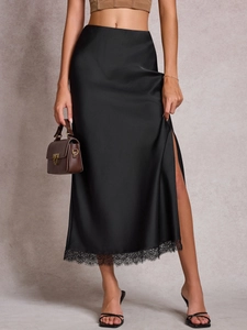 Jupe midi en satin noir pour femme avec fente latérale et bordure en dentelle élégante