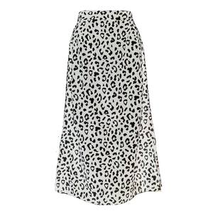 Detail eines hoch taillierten Rocks mit Leopardenmuster, Chiffonstoff und Seitenschlitz