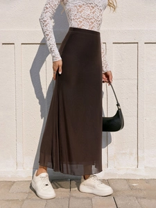 Détail d'une jupe sirène en mesh marron à taille haute avec haut en dentelle blanche