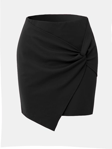 Détail d'une mini-jupe noire à taille haute avec design drapé croisé et nœud décoratif
